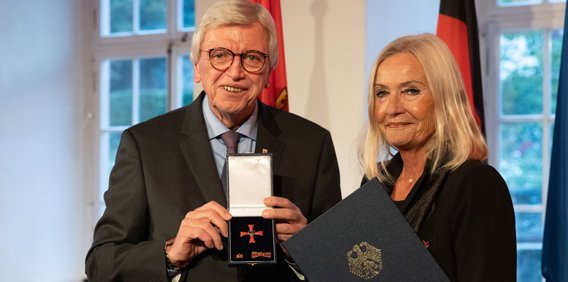 Volker Bouffier und Monika Kaus; Bildrechte: GHessische Staatskanzlei / Ralf Riehl