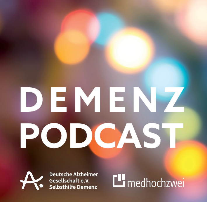 Verschwommene Lichter in gelb, blau und rot sind im Hintergund verschwommen wahrnehmbar. Im Vordergrund steht der Text Demenz Podcast und die Logos der Deutschen Alzheimer Gesellschaft und des medhochzwei Verlages