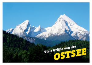 Postkarte aus der Serie "Den Ort verwechselt?" Postkartenmotiv mit Wald und Bergen und dem Schriftzug „Viele Grüße von der Ostsee“