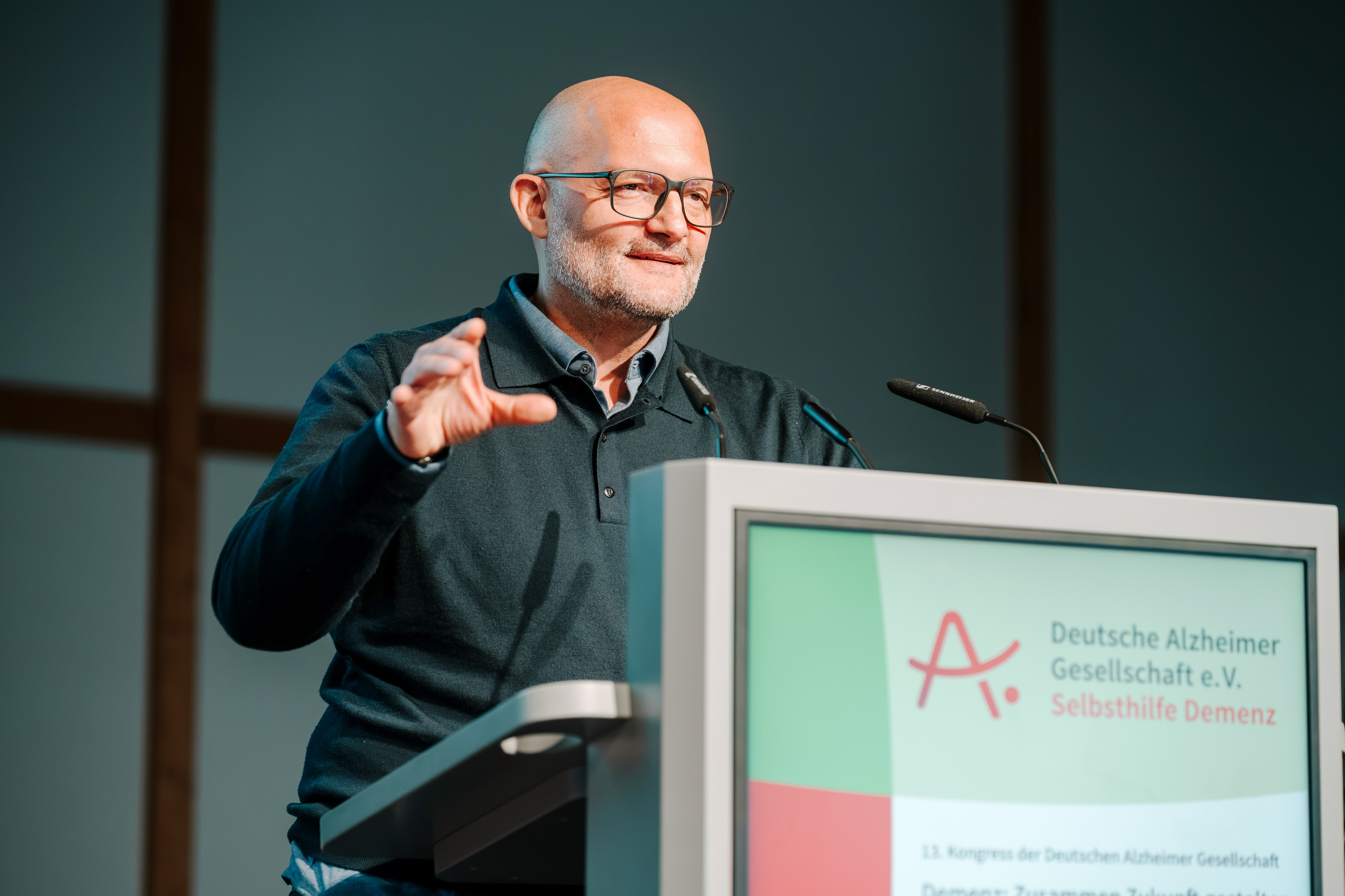 Jo Failer, Beirat „Leben mit Demenz“ | © Stefan Deutsch Jo Failer auf dem Podium