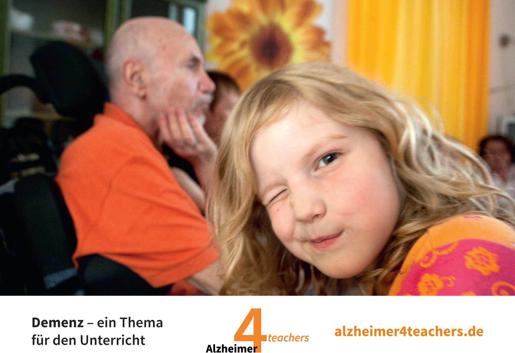Kind zwinkert uns zu, Großvater im Hintergrund