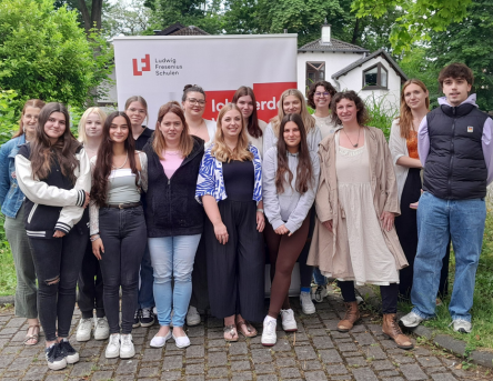 Gruppe von Schülerinnen und Schüler der Ludwig Fresenius Schule für Ergotherapie 