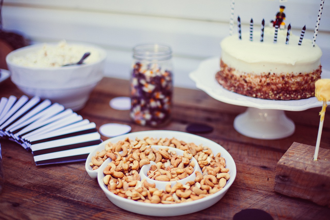 Tisch mit einer Torte, Snacks und einer Schüssel Salat