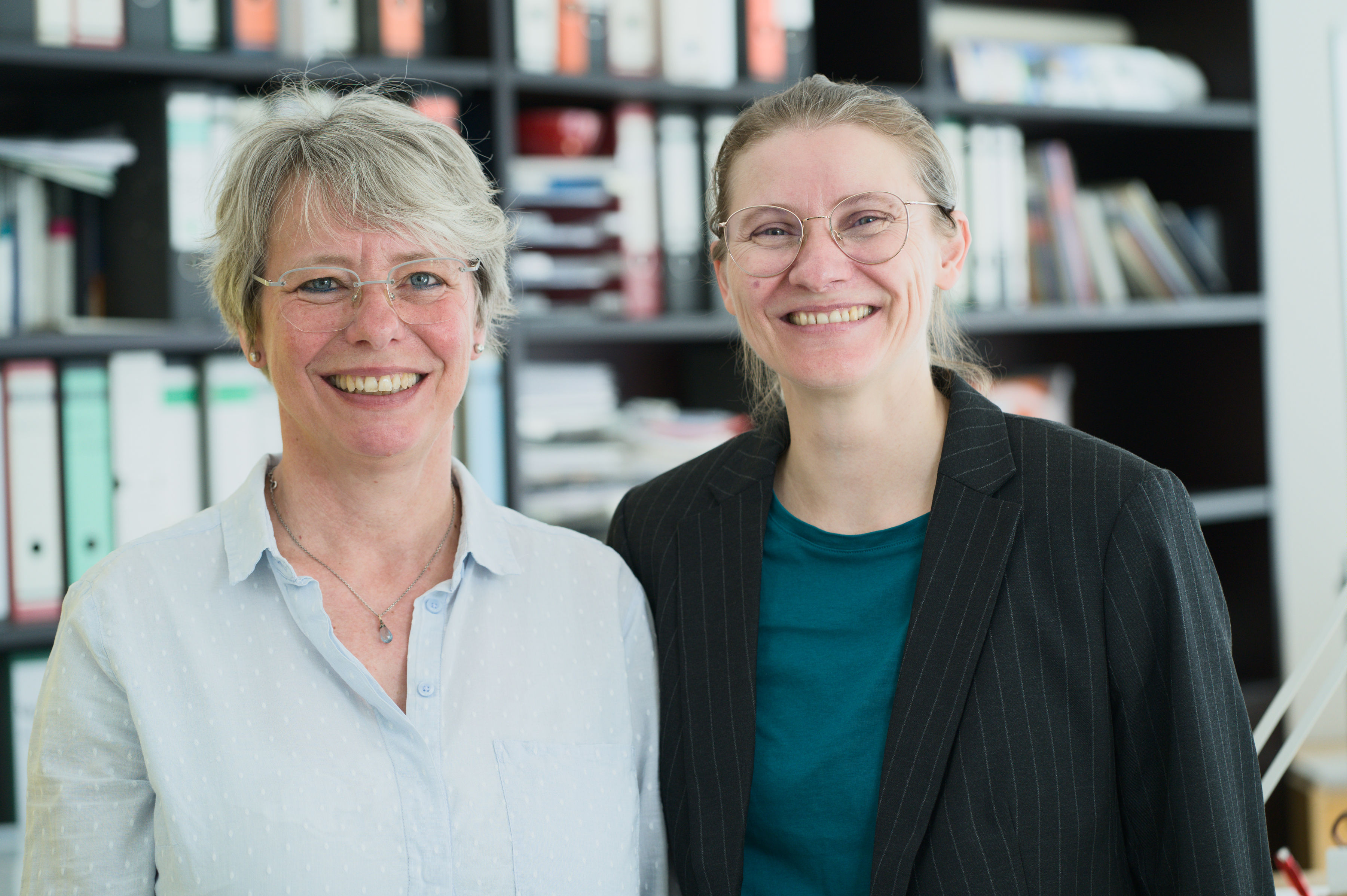 Gruppenfoto von Laura May und Katrin Jahns, Team Selbsthilfe Demenz