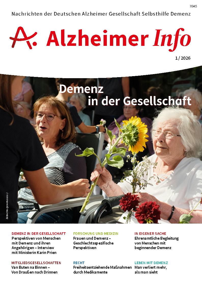  Cover des Heftes: ältere Menschen beim gemeinsamen Singen