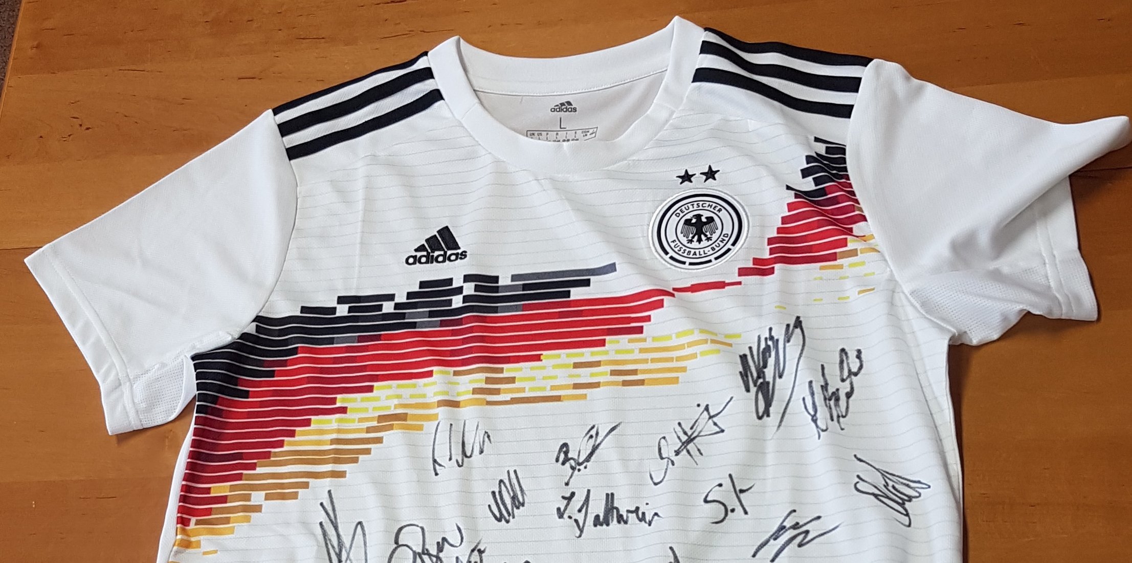 Trikot der Frauenfussballmanschaft mit den Unterschriften der Spielerinnen