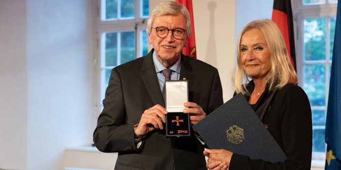 Volker Bouffier und Monika Kaus; Bildrechte: GHessische Staatskanzlei / Ralf Riehl