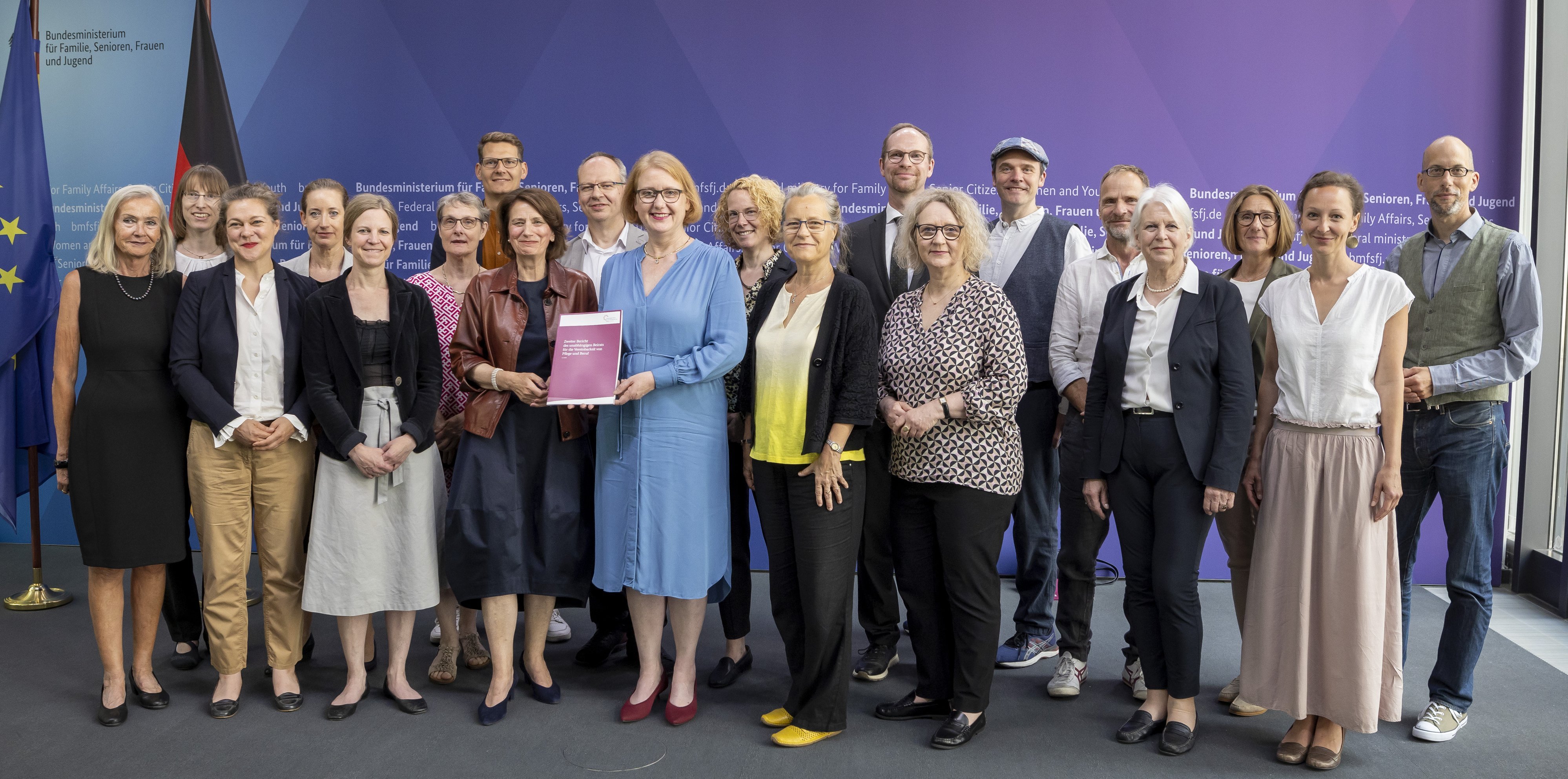 Lisa Paus mit den Mitgliedern des unabhängigen Beirats für die Vereinbarkeit von Pflege und Beruf © Photothek/Thomas Imo