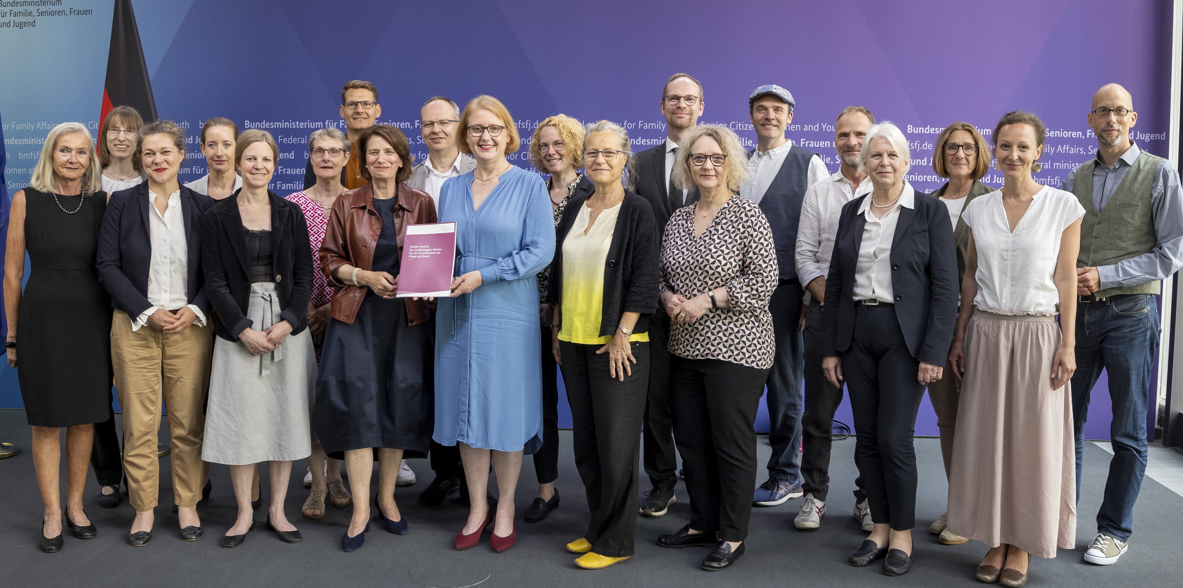 Lisa Paus mit den Mitgliedern des unabhängigen Beirats für die Vereinbarkeit von Pflege und Beruf © Photothek/Thomas Imo