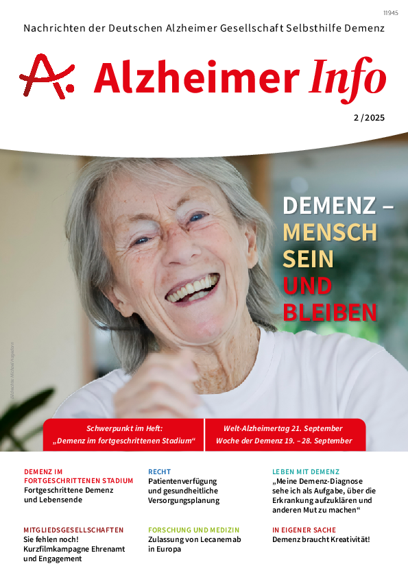Titelbild des Alzheimer Info mit einer lachenden Frau, mittleren Alters und grauen Haaren