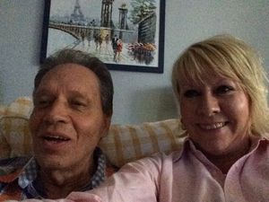 Das Bild zeigt Regine W. mit ihrem erkrankten Mann
